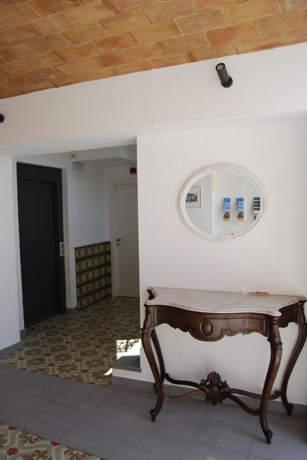Fonda Comerc Estudio Doble Torroella De Montgri Exterior photo